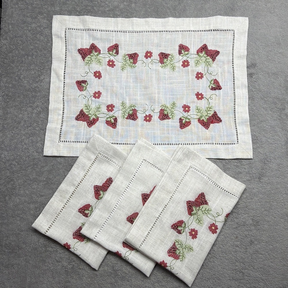 Strawberry Embroidered Linen Blend Placemats Set of 4 Cottage 19x14 Tableware